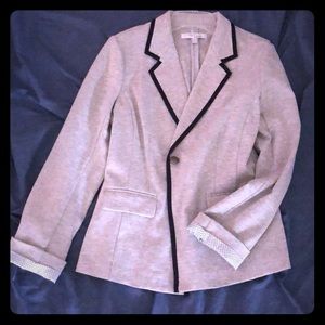 Classy, elegant fitted Ellen Tracy blazer.